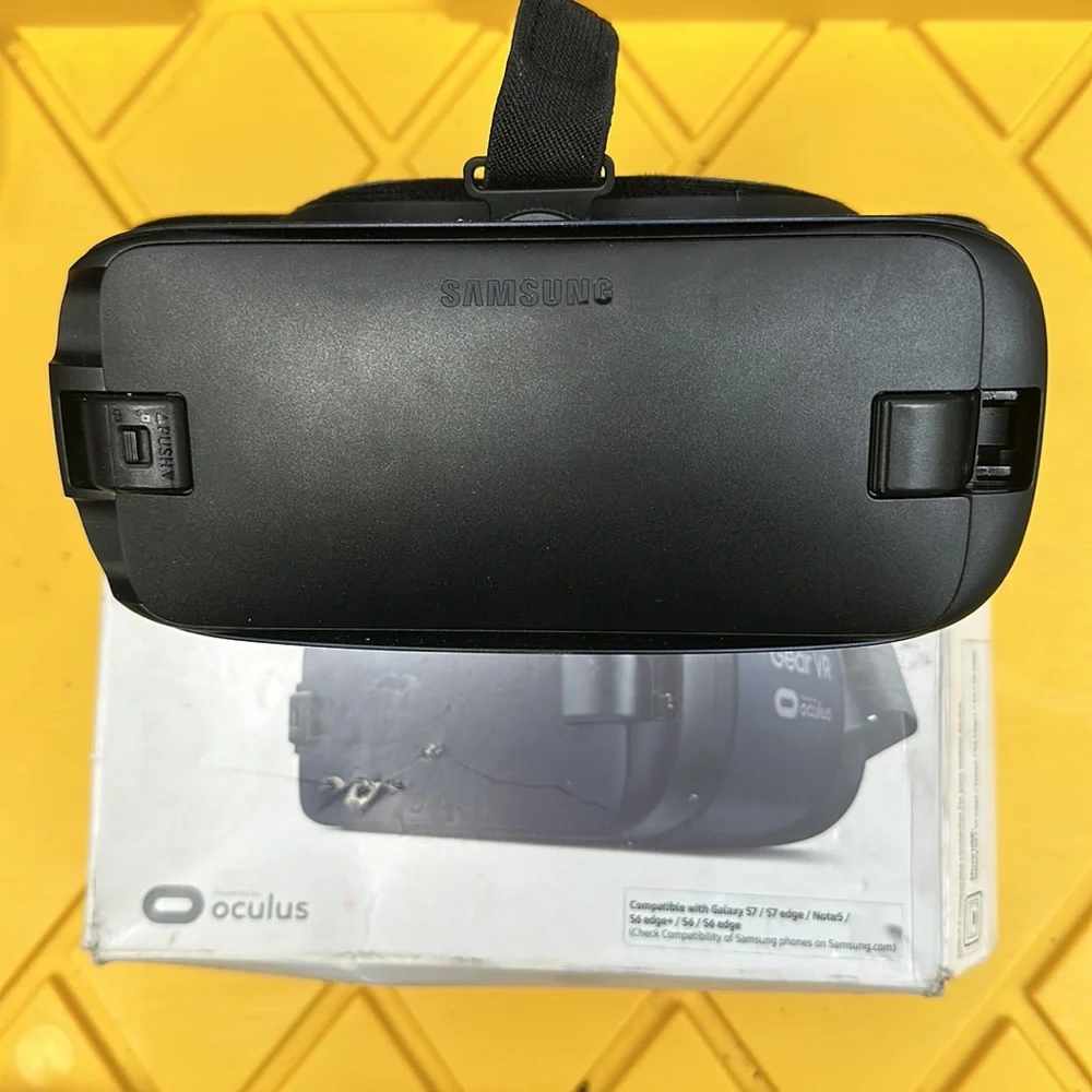 Samsung Gear VR powered by oculus Compatible with: Samsung Galaxy S7 etc. 2016